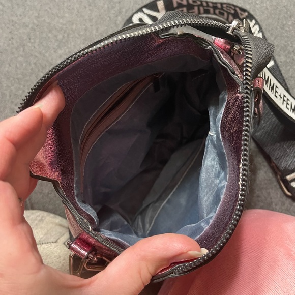 Cute metallic pink handbag/crossbody nwot never used - Picture 2 of 7